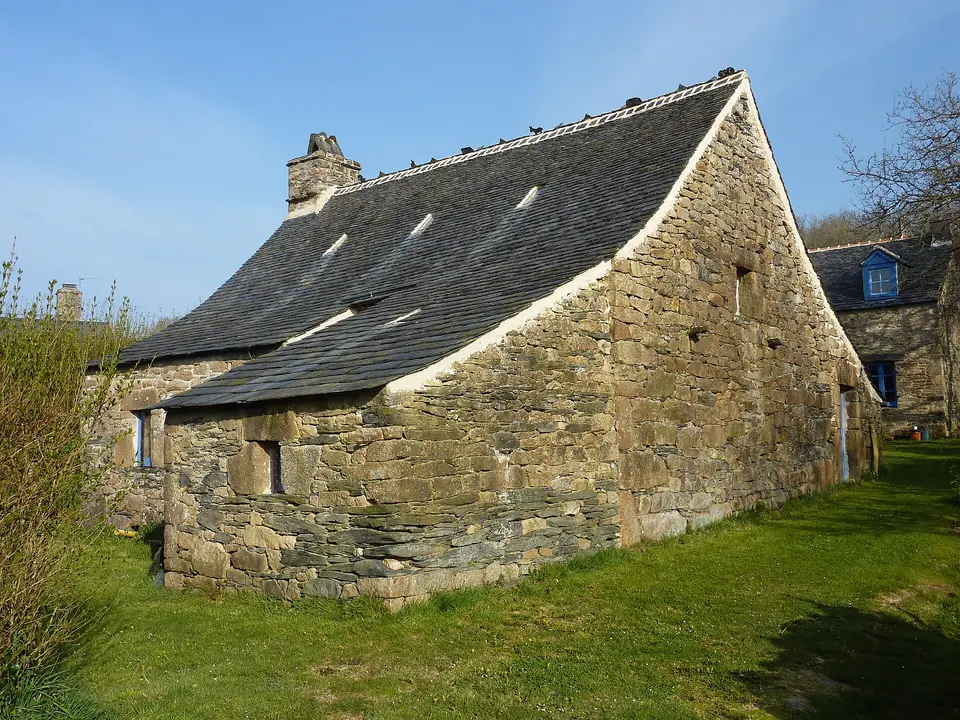 Maison en pierre au toit d'ardoise terminé par un faîtage en lignolet, à Botmeur.